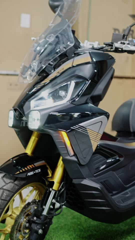 AD7, Black & gold